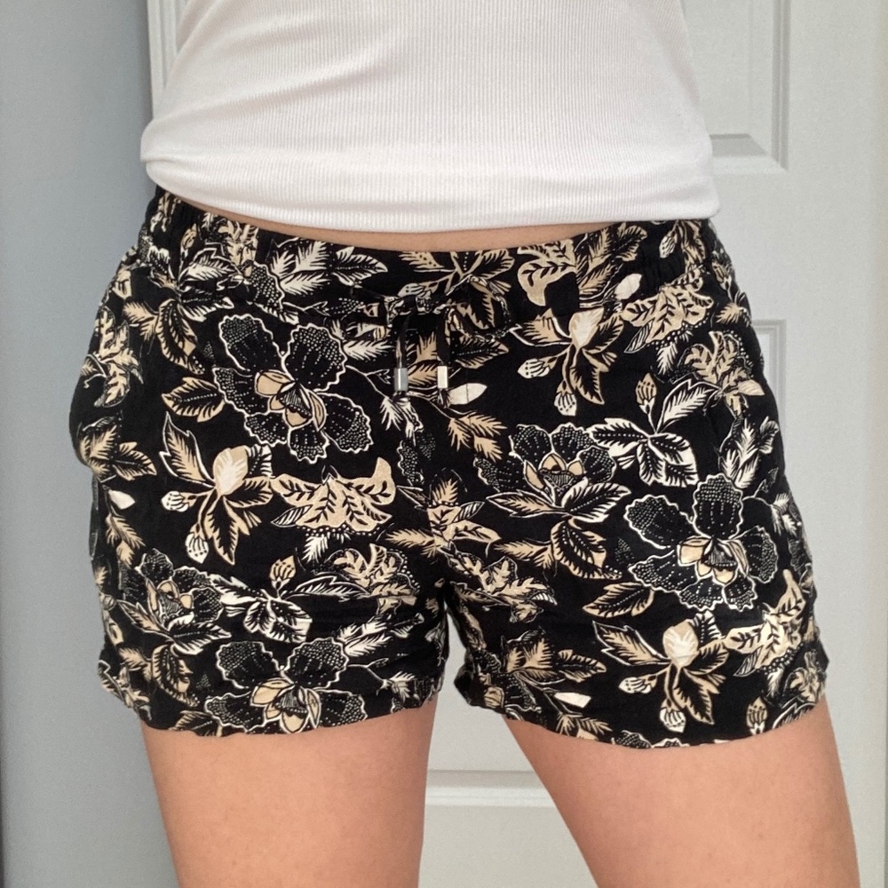 Old Navy black and cream floral shorts